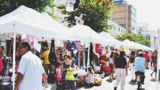 Stand lungo il corso per lo sbaracco estivo