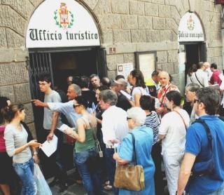 Un ufficio turistico In alto la presentazione del depliant alla Cinquantina