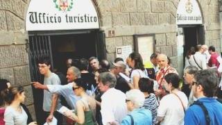 Un ufficio turistico In alto la presentazione del depliant alla Cinquantina