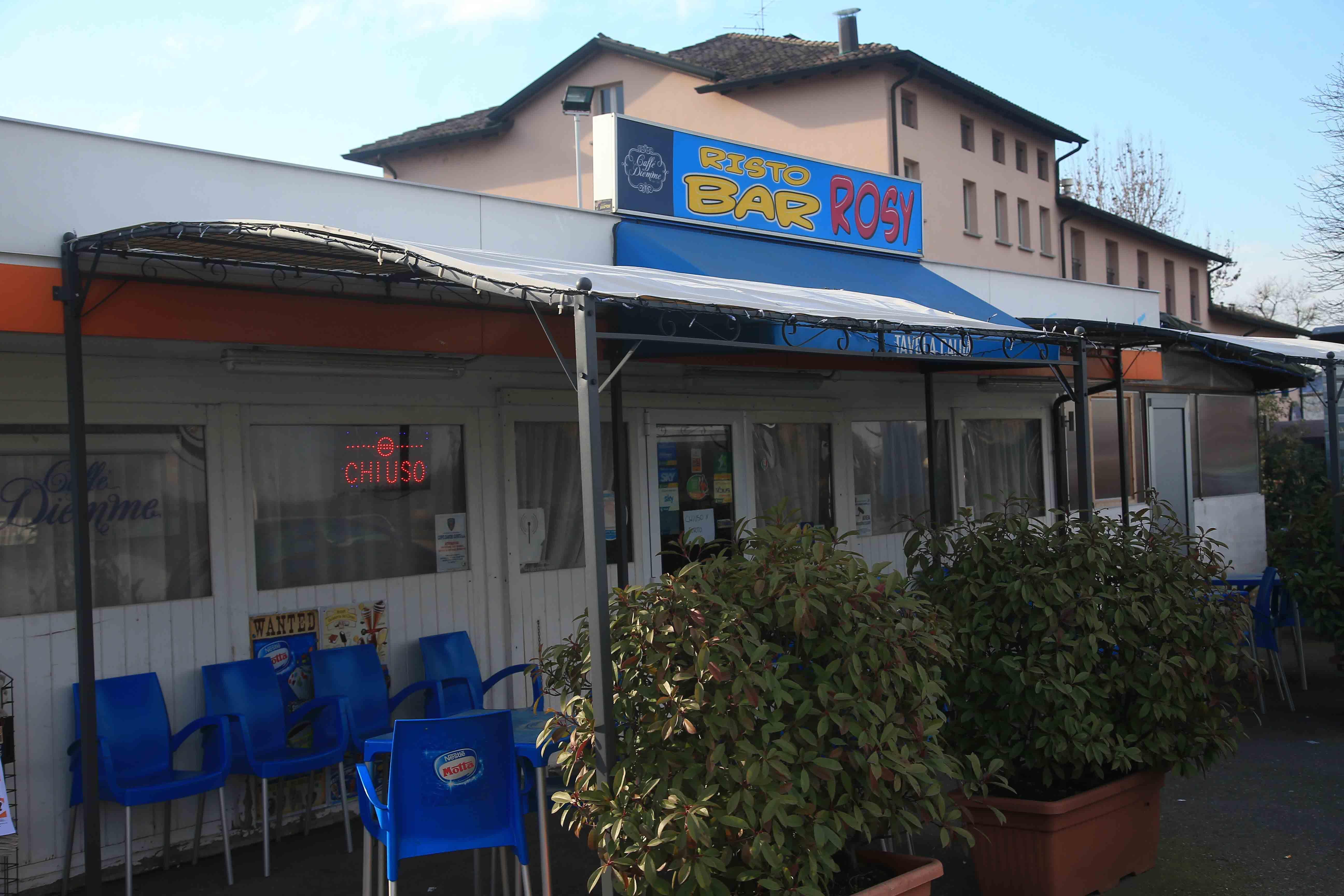 Reggio Emilia, pistole in faccia a gestore e clienti: rapinato il bar Rosy