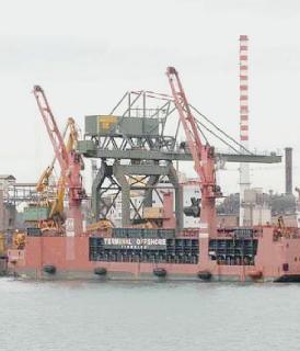 Il pontile della Lucchini; qui un operaio è rimasto ferito cadendo nella stiva di una nave