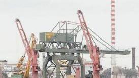 Il pontile della Lucchini; qui un operaio è rimasto ferito cadendo nella stiva di una nave