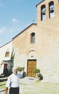Don Paolo Merciai davanti alla chiesa di San Martino