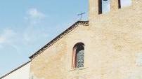 Don Paolo Merciai davanti alla chiesa di San Martino