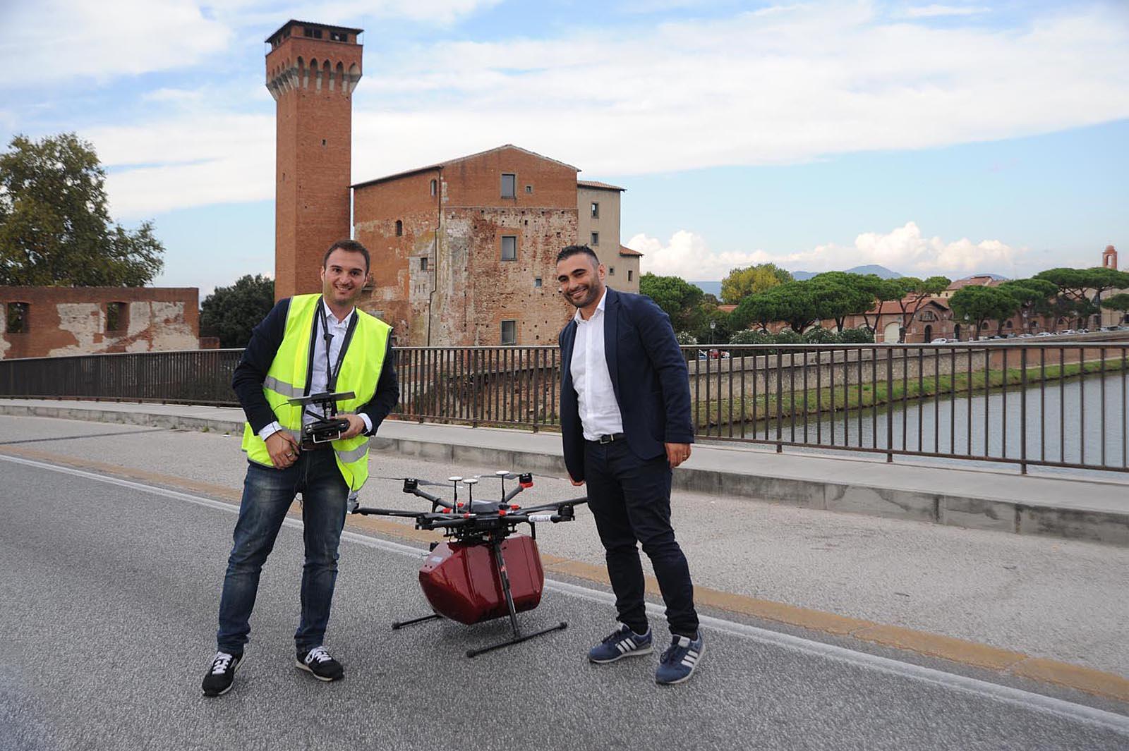 Giuseppe Tortora e Andrea Cannas col drone che trasporta sangue