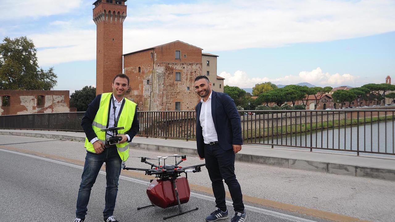 Giuseppe Tortora e Andrea Cannas col drone che trasporta sangue