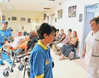 Lory Cecchi e una piscina presa d’assalto In alto: l’arrivo di un anziano al pronto soccorso
