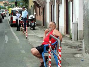 No sosta davanti al bar, titolare si incatena a pilone del pontile