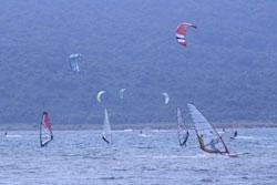Manovre pericolose in mare, multate da 172 euro per unidici kite surfisti