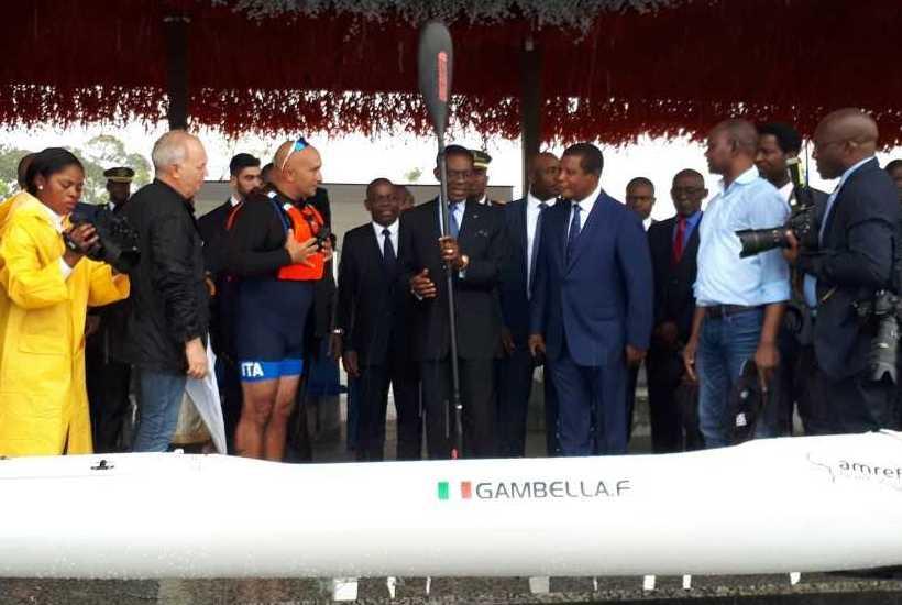 Il canoista Gambella in Guinea a favore di Amref 