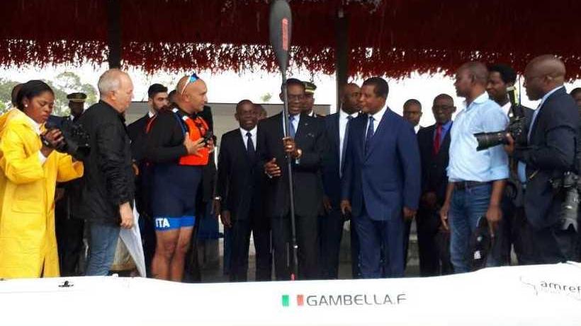 Il canoista Gambella in Guinea a favore di Amref