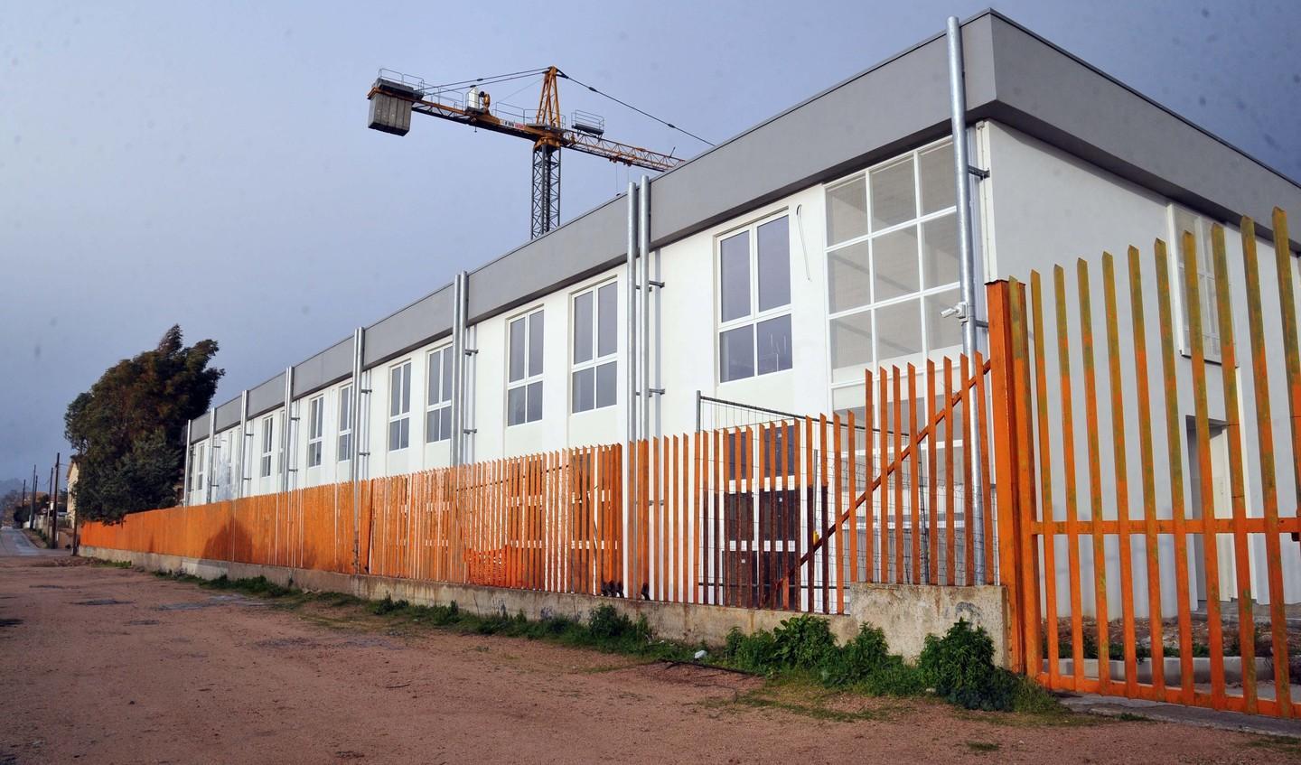 Lavori nella scuola-cantiere il Comune: lunedì via la gru 