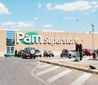 Corea, supermercato Pam. A destra, il pronto soccorso