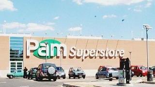 Corea, supermercato Pam. A destra, il pronto soccorso