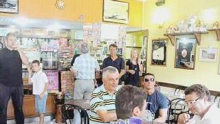 A sinistra alcuni clienti all’interno del bar Biffi Sopra Giuliana Ghinetti