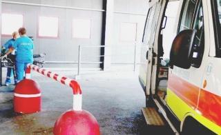 L’arrivo del ferito al pronto soccorso di Pontedera