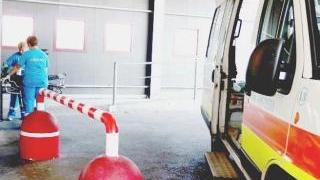 L’arrivo del ferito al pronto soccorso di Pontedera