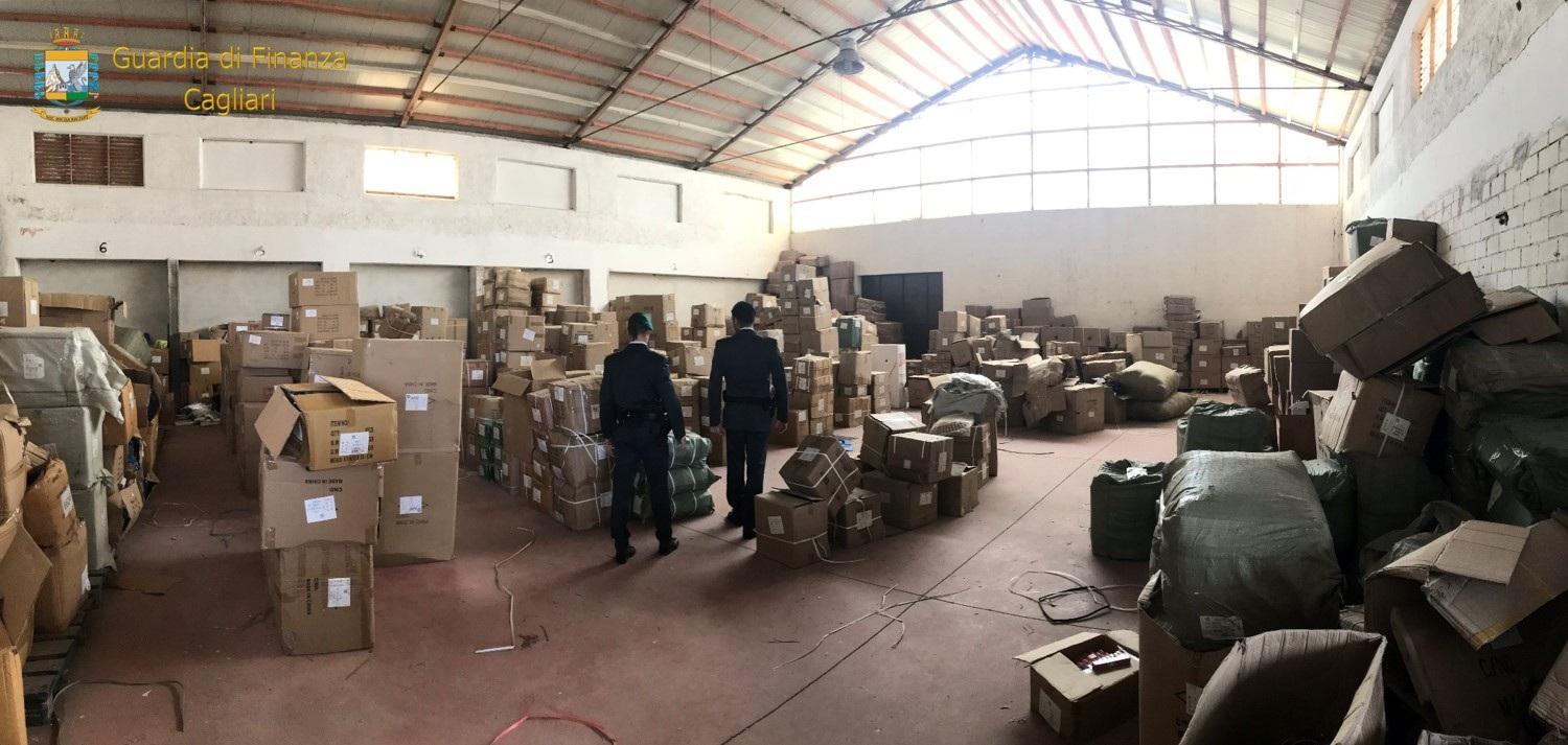 La guardia di finanza nel capannone