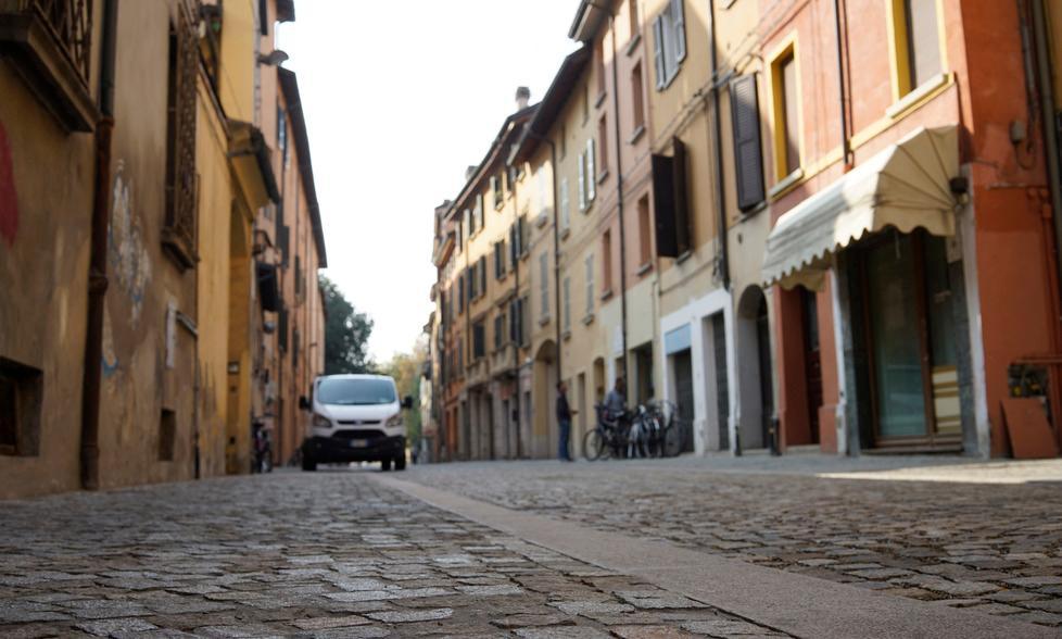 Reggio Emilia, quei 300 passi per entrare in città: via Guasco da strada a salotto pedonale