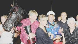La gioia del clan Bellei durante la premiazione del Gp Nello Bellei