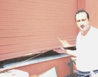 «Hanno strappato i tendoni del bare c'era puzza di urina dappertutto»