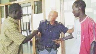 Un poliziotto, al termine del processo, saluta i due senegalesi