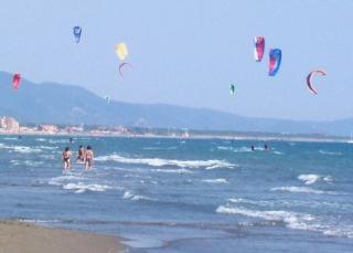Kitesurf selvaggioRaffica di multe in spiaggia a Marina