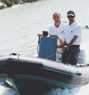 Il gommone della guardia costiera di Vada in azione