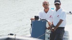 Il gommone della guardia costiera di Vada in azione