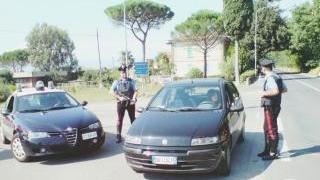 Carabinieri impegnati in un posto di blocco