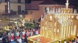 A sinistra il Dolcione a forma di Duomo di Milano mentre viene trainato