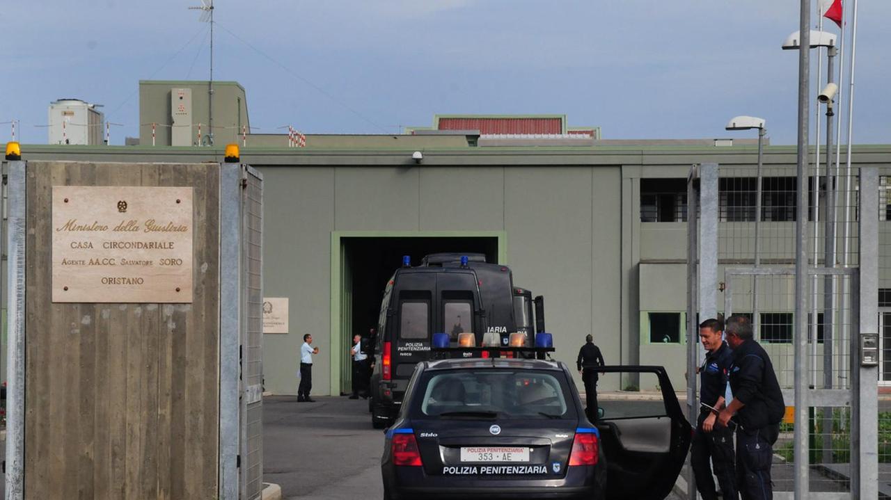 Protesta davanti al carcere senza autorizzazione
