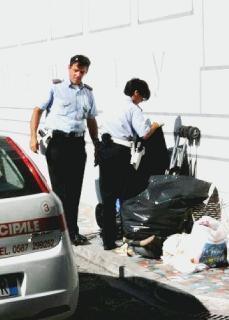 I vigili rovistano tra i rifiuti abbandonati in via del Teatro per risalire al proprietario