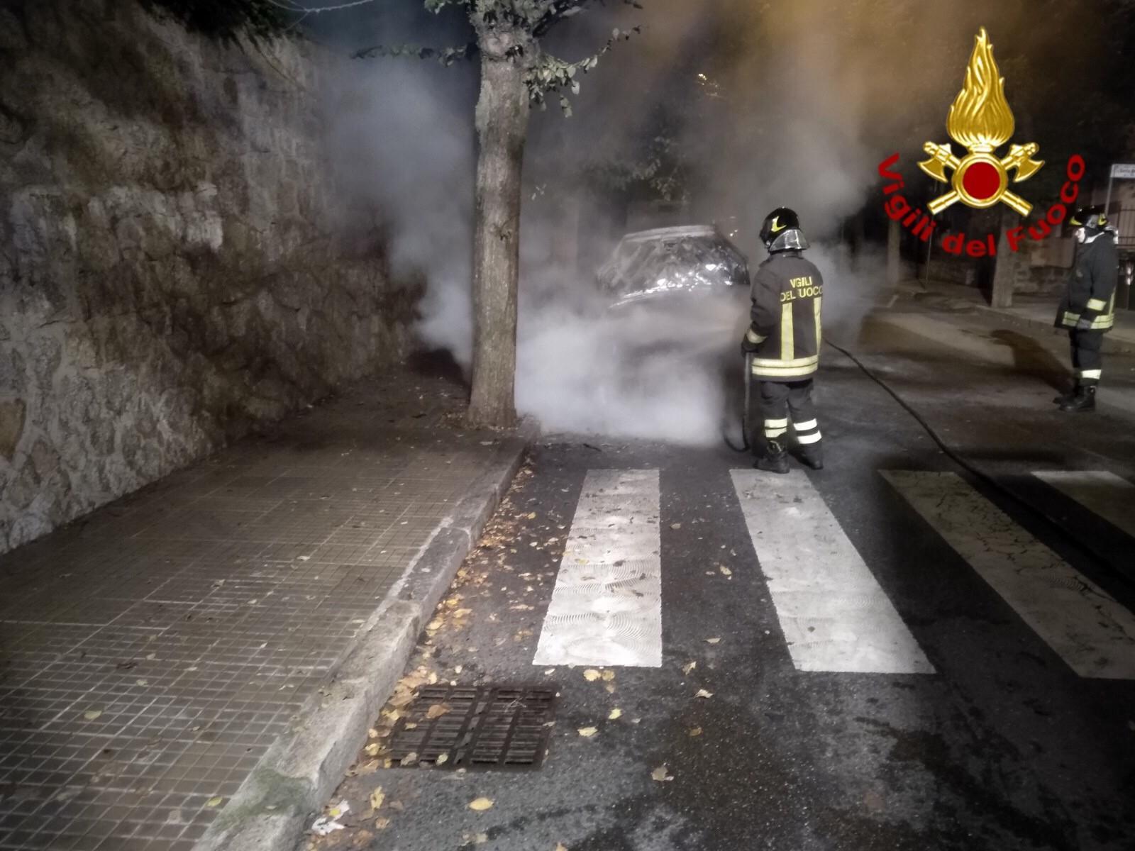 Nuoro, incendiata l'auto di un dipendente delle Poste