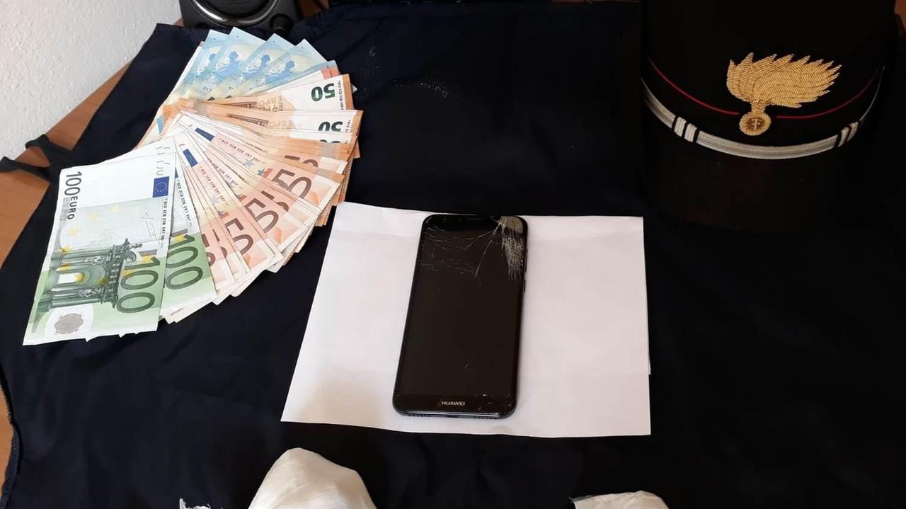 Reggio Emilia, vede i carabinieri e butta la cocaina dalla finestra: arrestato