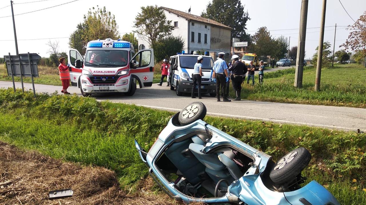 Con l'auto nel fosso, ferite due persone