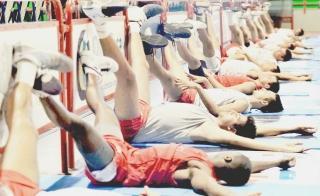 <strong>STRETCHING.</strong> È il momento di sciogliere i muscoli e di riattivarli per i giganti biancorossi. Come l’anno scorso il responsabile della parte atletica è Andreas Mammoli (nella foto sotto con capitan Toppo) che quest’anno è stato affiancato dal collaboratore Sary Rosa