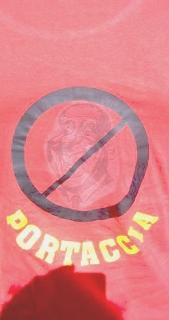 «Vendiamo la t-shirt». Portaccia si spacca
