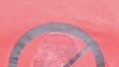 «Vendiamo la t-shirt». Portaccia si spacca