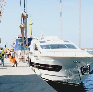 La messa in acqua di uno yacht al porto di Marina di Carrara