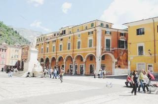 Una veduta di piazza Alberica, dove dovrebbero tornare i banchi del mercato del lunedì