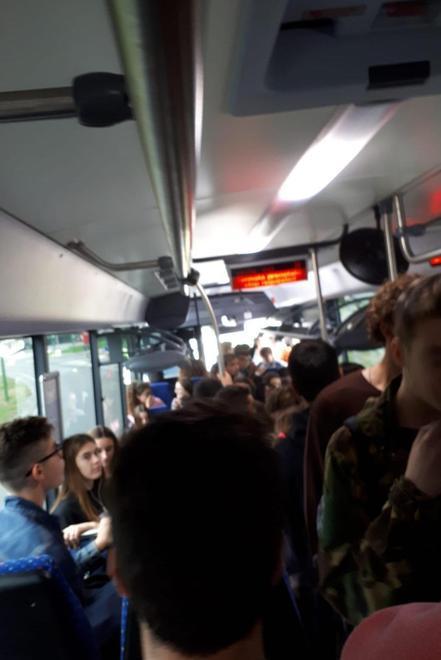 Come sardine sui bus Scoppia la protesta degli studenti abbonati