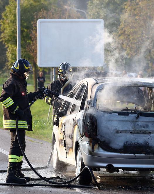 Auto distrutta dal fuoco