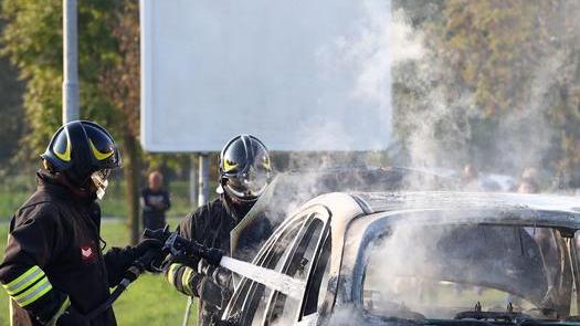Auto distrutta dal fuoco