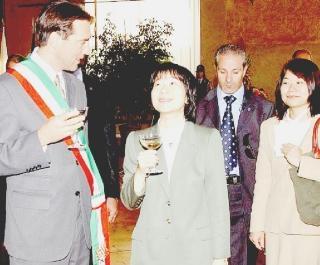 Al centro la principessa Sayako insieme al sindaco Berti durante la visita a Pistoia del 2003