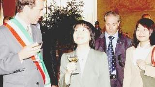 Al centro la principessa Sayako insieme al sindaco Berti durante la visita a Pistoia del 2003