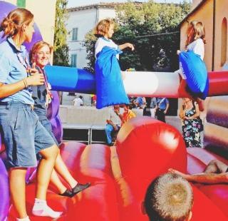 Le strade di Casciana piene di gente C’erano i bambini coi loro genitori che la festa di San genesio l’avevano vissuta tanti anni prima