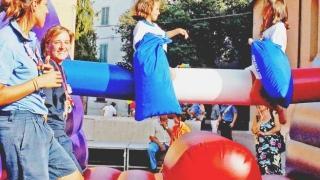 Le strade di Casciana piene di gente C’erano i bambini coi loro genitori che la festa di San genesio l’avevano vissuta tanti anni prima