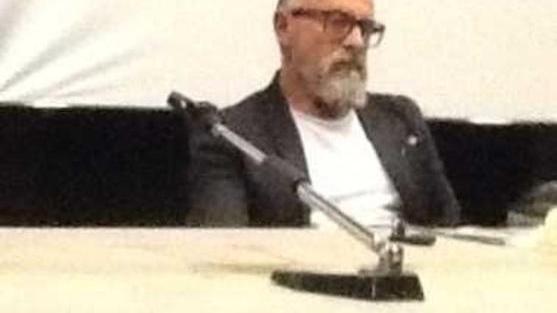 “Seduto accanto a te” Padre e figlio, la storia