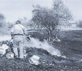 Un volontario della Vab su uno degli incendi